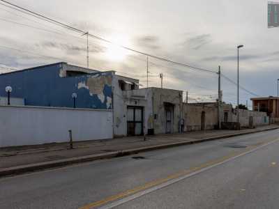 Sul lato destro della via incrociamo invece delle casette diroccate che per anni hanno ospitato numerose prostitute